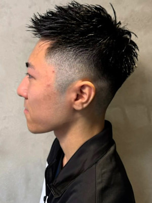 強めカール フェード メンズショート ツーブロック 刈り上げ