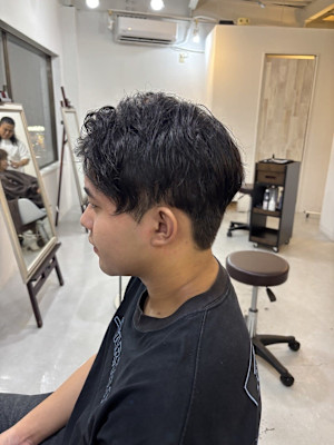 くせ毛を活かしたセンターパートで毎日扱いやすい髪へ