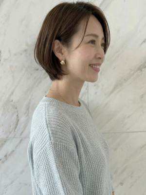 大人美人グレージュワンレンひし形ショートボブ　流しバング