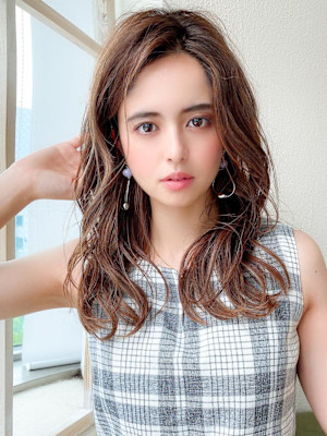 エアリーな揺れ感が魅力のラフウェーブ