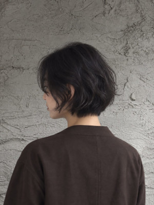船橋・吉kici｜後頭部に丸みのある黒髪ショート