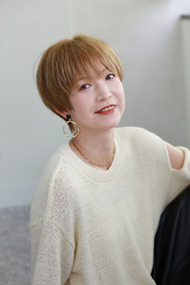 柔らかく小顔見え！丸みエアリーショート