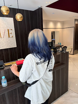 透明感ブロンド×深みネイビー！個性派ハイトーン