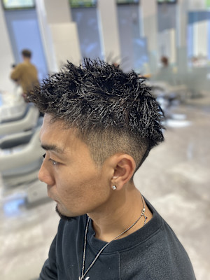 黒髪スパイキーショート