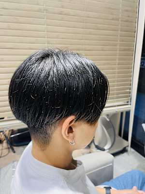 前下がりセンターパートマッシュ