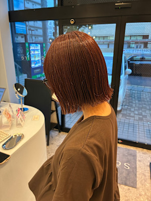 切りっぱなしボブ ピンクブラウン ブリーチ無しカラー