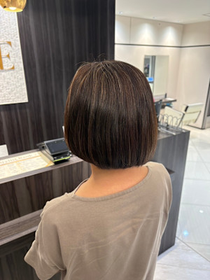 大人上品なツヤ感白髪ぼかしボブ