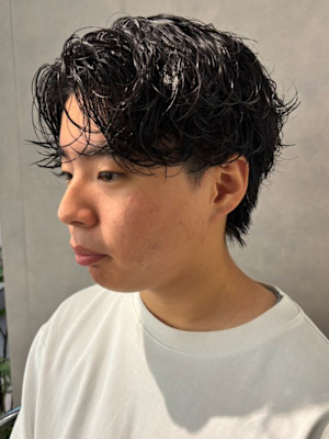 スパイラルパーマ 束感メンズパーマ センターパート 20代
