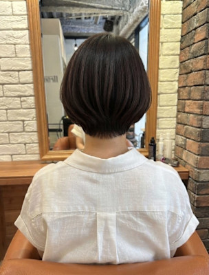頭の形を綺麗に見せる丸みのあるシルエットと、すっきりとした
