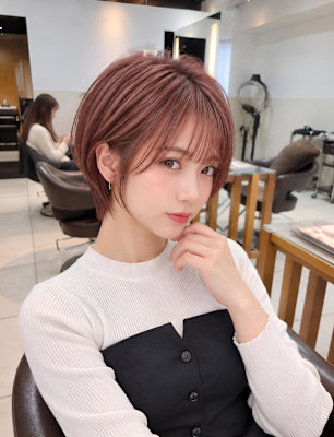 大人に似合うピンクブラウンのくびれショート