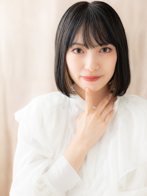 艶髪イヤリングカラー切りっぱなし前下がり黒髪ボブ20代30代