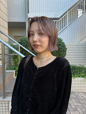 ラベージュ ブリーチカラー 切りっぱなしボブ ベージュ　
