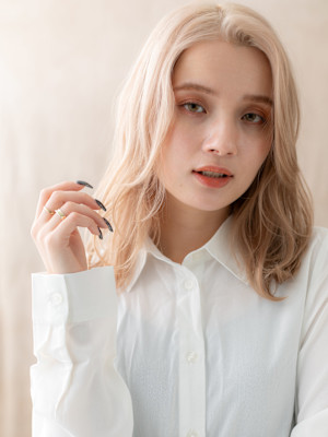 金髪ハイトーンカラーかきあげレイヤーミディアム20代30代
