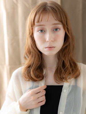 オン眉前髪パーマハイトーンカラーゆるふわミディアム20代