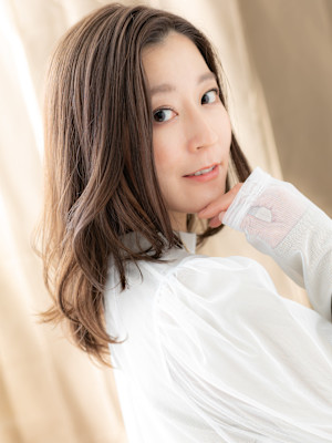 ヘーゼルブラウンかきあげくびれミディアレイヤー30代40代