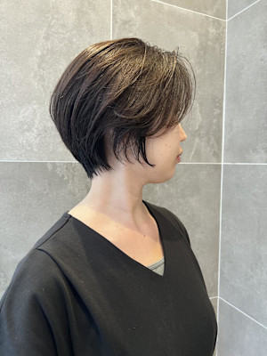 大人の丸みショートで首元すっきり、横顔もきれいに