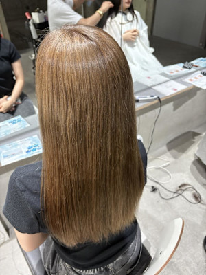 ハイトーンベージュ×艶ストレートロング