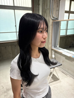 黒髪ロング×センターパート