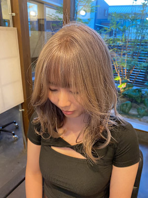 ハイトーンベージュ×艶ミディアム