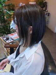 白髪ぼかしハイライト/前下がりボブ