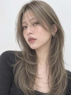 オリーブベージュのロングレイヤースタイル