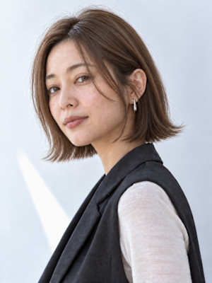 大人の切りっぱなしボブ｜外ハネ×アッシュブラウン