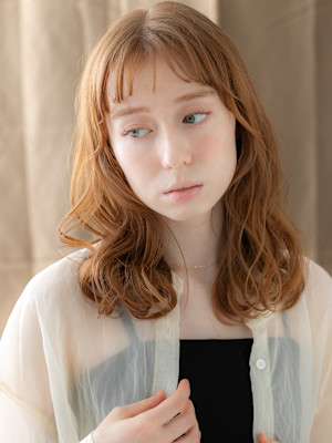 オン眉前髪パーマハイトーンカラーゆるふわミディアム20代