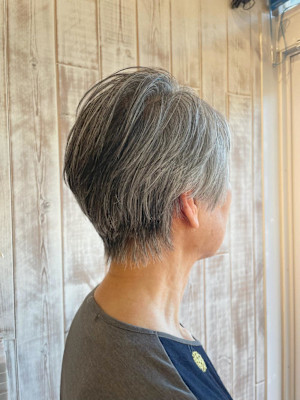 gray short hair*