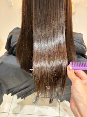 遠目でもツヤ感抜群！髪質改善ヘアカラー