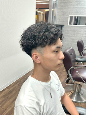 【ツイストスパイラルパーマ】色気漂うかき上げフェードスタイル