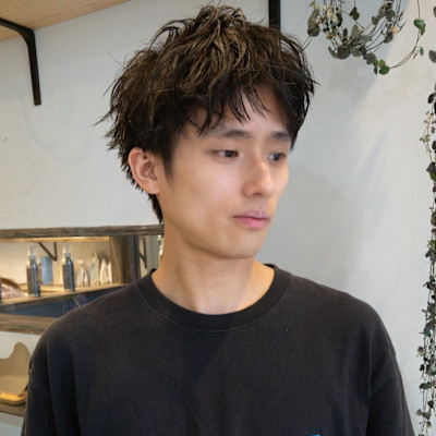 黒髪　くせ毛　センターパート　ナチュラル