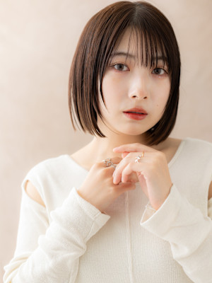 ウェットヘア小顔ハッシュカット前下がり切りっぱなしボブ30代