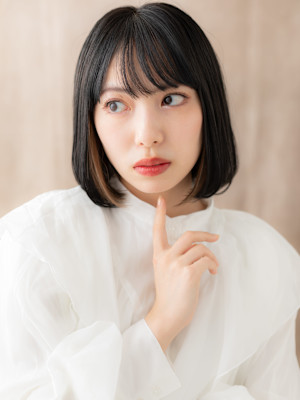 艶髪イヤリングカラー切りっぱなし前下がり黒髪ボブ20代30代