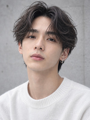 カルマヘア韓国風コンマヘア ツーブロックショートセンター分け