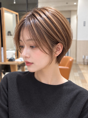 ハイライト入り　美シルエット襟足スッキリ大人ショート