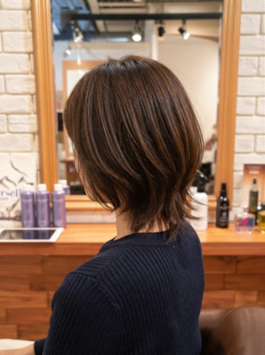 毛先に軽やかな動きのあるレイヤーミディアム【529スタイル】