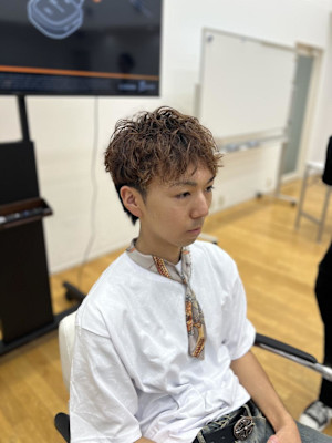 ツイスト感が強すぎない無造作パーマ