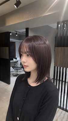 深みカラーの外ハネレイヤーボブスタイルヘアデザイン