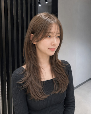 艶ブラウンのロングくびれレイヤースタイルヘアデザイン