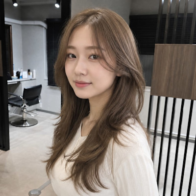 やわらかブラウンのロング顔まわりレイヤーヘアデザイン