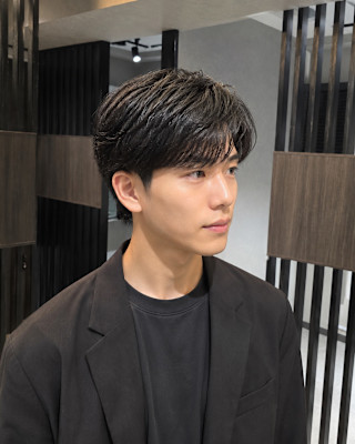 黒髪メンズショートの軽やかマッシュスタイルヘアデザイン