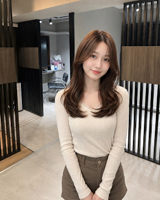 艶ブラウンのロングくびれレイヤースタイルヘアデザイン
