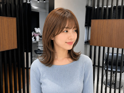 やわらかミディアムのくびれレイヤースタイルヘアデザイン
