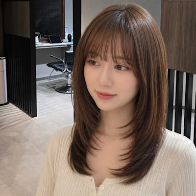 シアーバングの艶ミディアムレイヤースタイルヘアデザイン