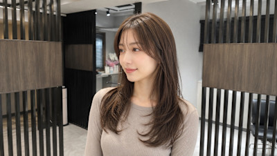 ナチュラルブラウンのロングレイヤースタイルヘアデザイン