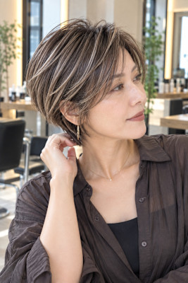 白髪ぼかし×ハイライト大人ショートの透明感カラー
