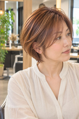 大人女性に似合う柔らか白髪ぼかしカラー