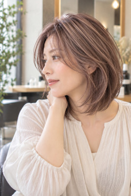透明感ベージュで魅せる大人の白髪ぼかし