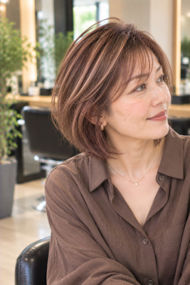大人女性の上品な白髪ぼかしボブ