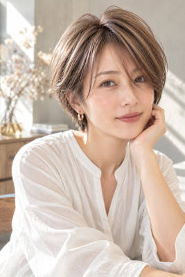 大人女性の透明感あふれる白髪ぼかし